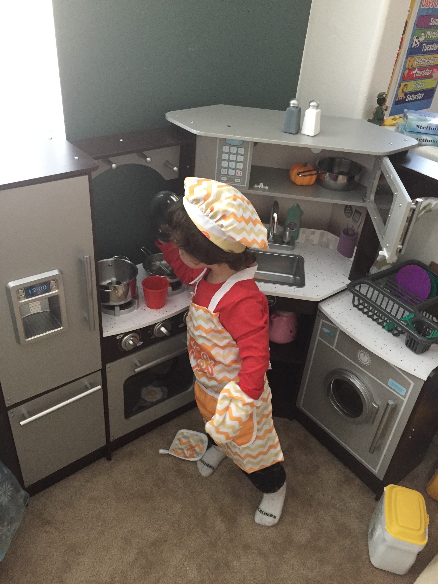 Child learning life skills in the Creative Learning Key classroom
